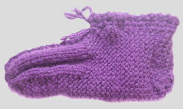 Knitted slippers in purple from polyester in size 40/41